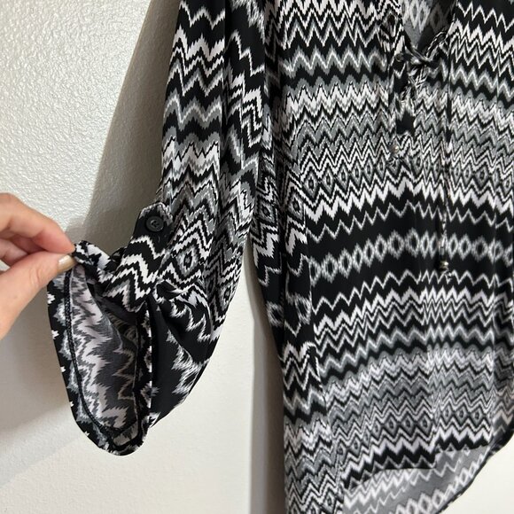 Eve & Maddie patterned  black and white shirt with criss cross ties on front and - Picture 5 of 5